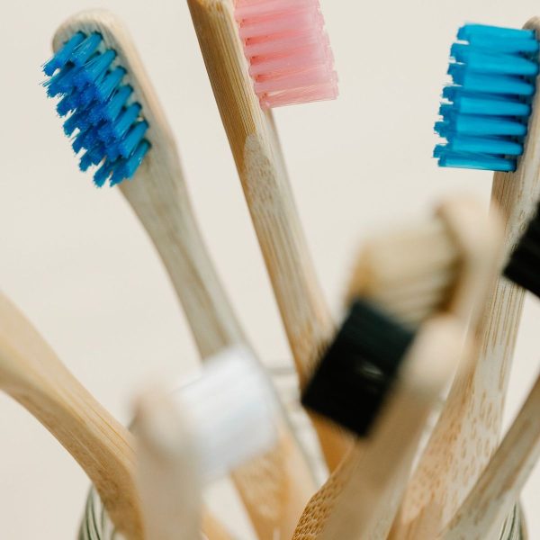 Lot de 10 brosses à dents en bambou, poils souples Photo d'illustration : Lot de 10 brosses à dents en bambou, poils souples