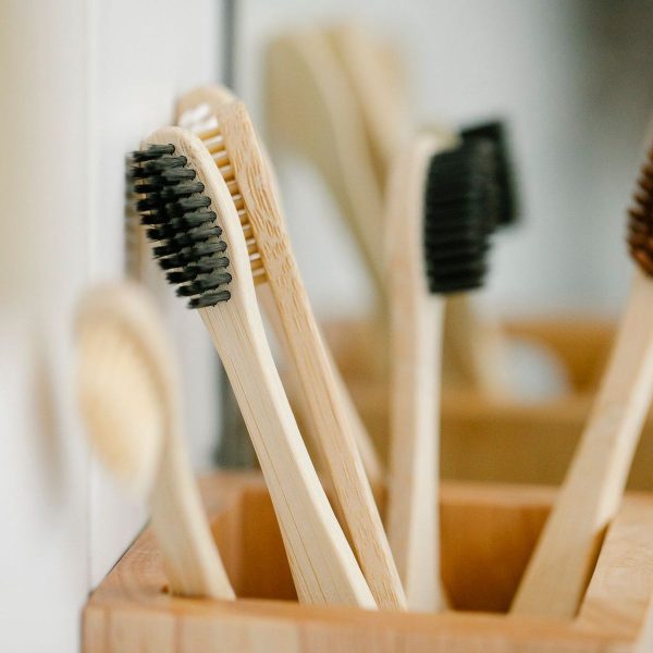 Lot de 10 brosses à dents en bambou au charbon Photo d'illustration : Lot de 10 brosses à dents en bambou au charbon